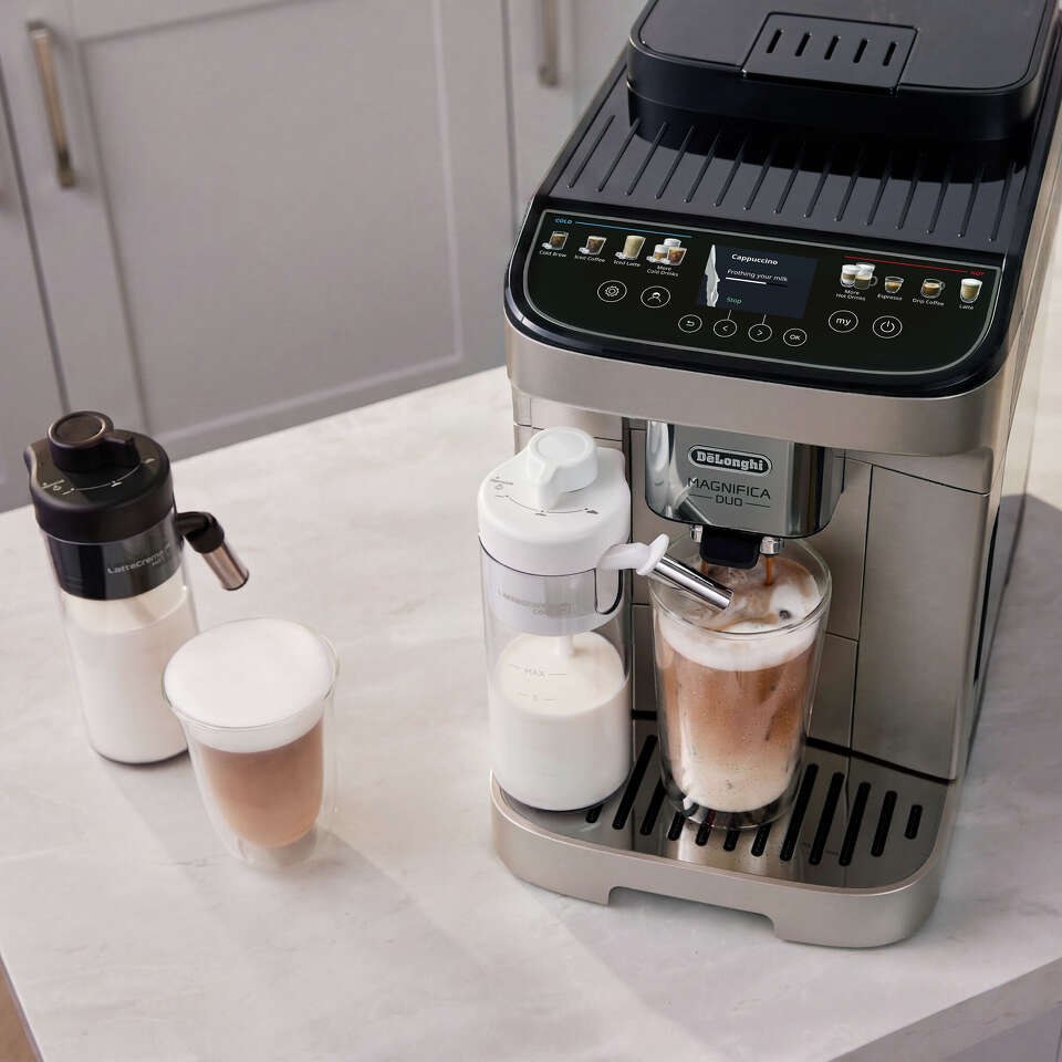 Dedicated hot and cold milk carafes let the machine create either steamed microfoam or cold foam depending on the drink.
